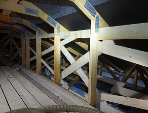 Zateplení stropu dřevostavby rodinného domu pomocí foukané izolace